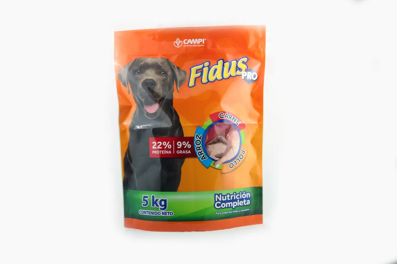 Stand-up pouch, doypack y bolsa de fondo plano de café y snacks paradas en anaquel