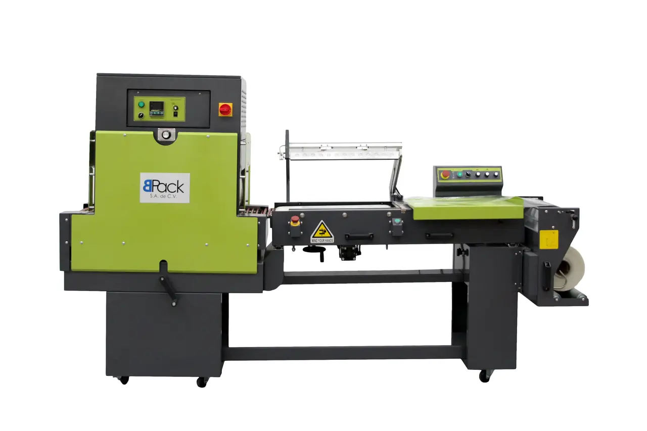 Máquina combo selladora y túnel procesando empaque flexible en línea de producción